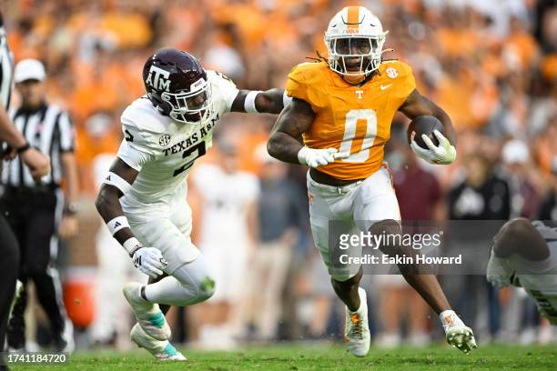 Jaylen Wright of the Tennessee Volunteers runs the ball against Jacoby Mathews of the Texas A&M Aggies in the fourth quarter at Neyland Stadium on...