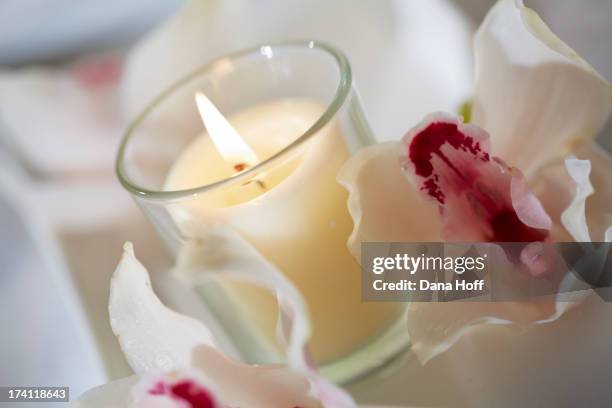 zen spa candles in calm tranquil settings - scented candle stock pictures, royalty-free photos & images