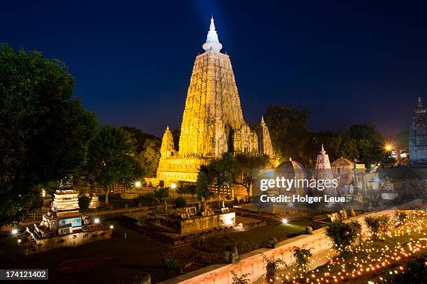 mahabodhi temple at night - mahabodhi temple stock pictures, royalty-free photos & images