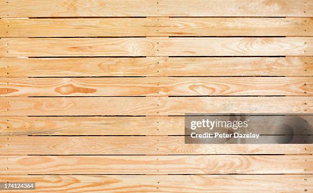 wooden palette from above - caisse bois photos et images de collection