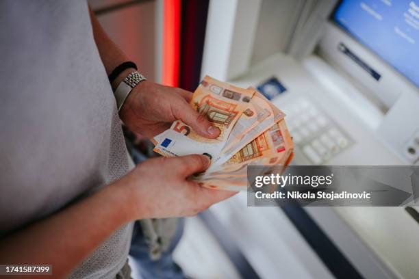 un joven guapo necesita algo de dinero - quitar fondo de imagen online fotografías e imágenes de stock