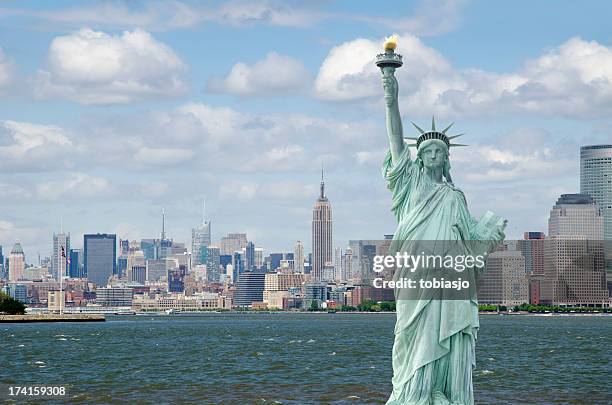 statua della libertà a new york city - statue foto e immagini stock