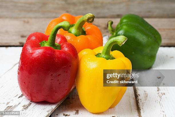 vermelho, amarelo, o laranja e verde bell peppers - green bell pepper imagens e fotografias de stock