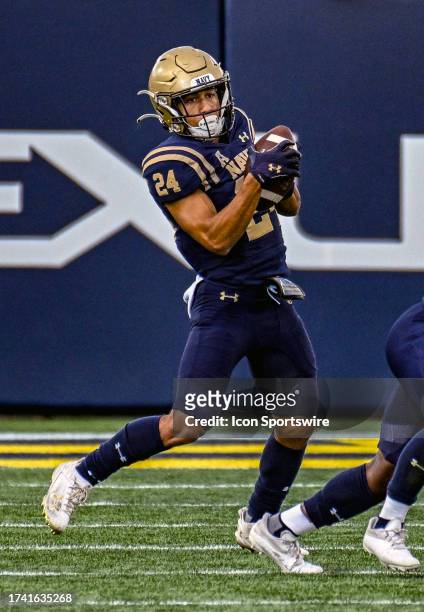 Navy Midshipmen running back Brandon Chatman makes a reception during the Air Force Falcons game versus the Naval Academy Midshipmen on October 21,...