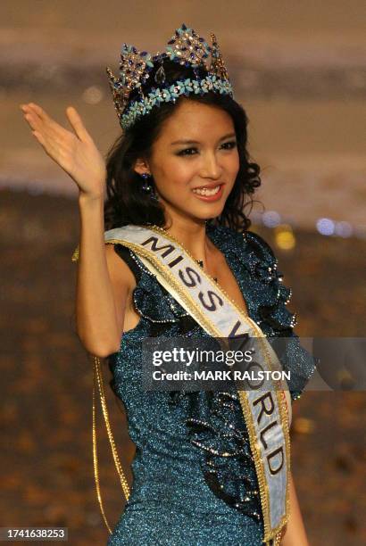 Zhang Zilin of China is crowned as the 2007 Miss World in the finals of the Miss World Beauty Pageant at the Beauty Crown Theatre in Sanya, 01...