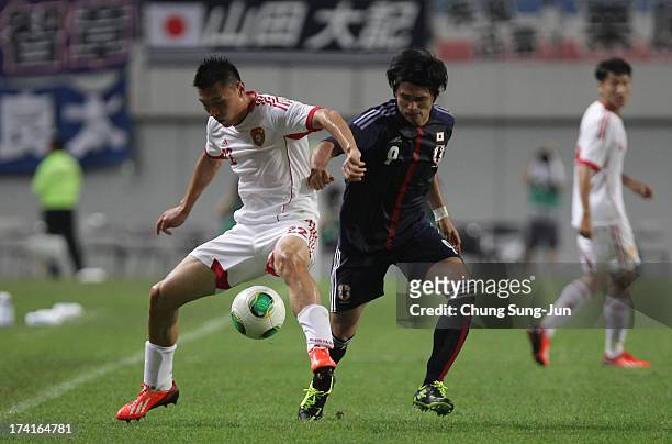 Masato Kudo of Japan and Yu Dabao of China compete for the ball during the EAFF East Asian Cup match between Japan and China at Seoul World Cup...