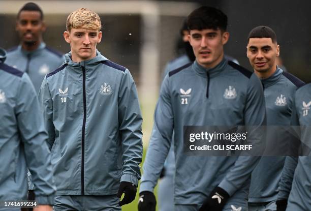 Newcastle United's English midfielder Anthony Gordon , Newcastle United's English defender Valentino Livramento and Newcastle United's Paraguayan...