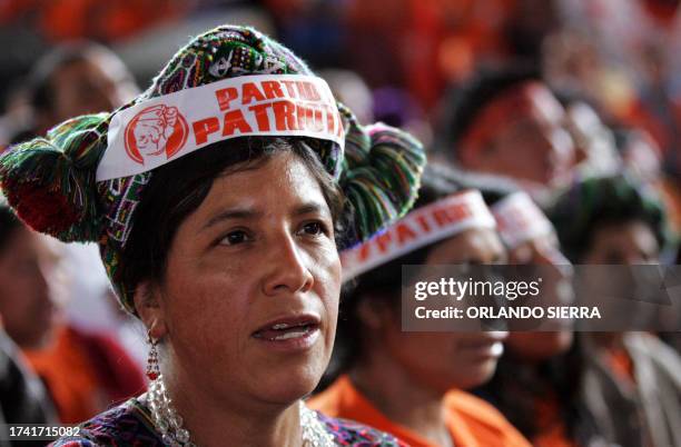 Mujeres indígenas participan en el acto de proclamación del general retirado Otto Pérez Molina como candidato a la presidencia de Guatemala por el...