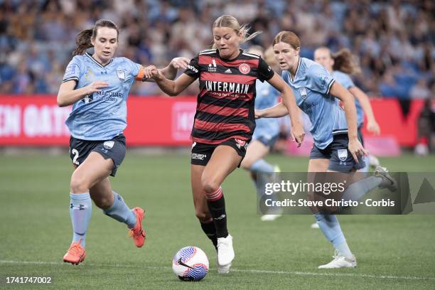 Sophie Harding of the Wanderers and Natalie Tobin and Tori Tumeth of Sydney FC compete for the ball during the round one A-League Women match between...