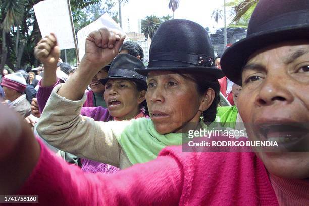 Un grupo de seguidores del partido oficialista Sociedad Patriótica, protesta en las afueras del Congreso Nacional en Quito el 4 de noviembre de 2004,...