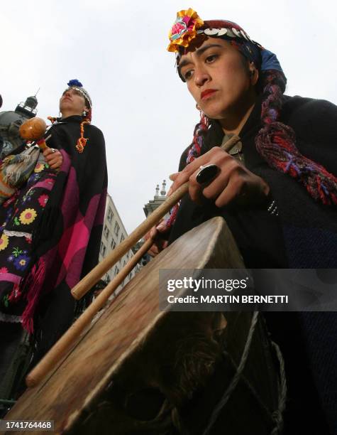 Indigenas Mapuches tocan tambores durante una protestas frente al Palacio de la Moneda en Santiago, el 31 de agosto de 2006. Organizaciones de...