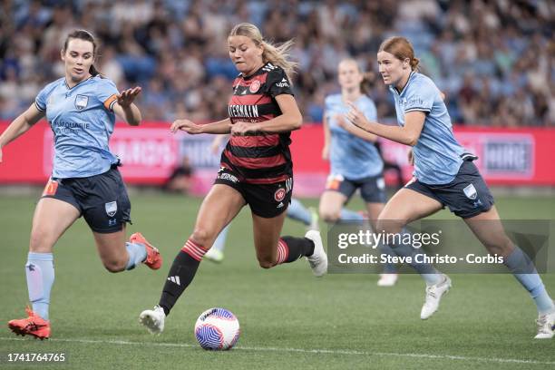 Sophie Harding of the Wanderers and Natalie Tobin and Tori Tumeth of Sydney FC compete for the ball during the round one A-League Women match between...