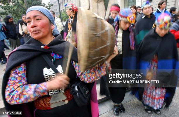 Indígenas Mapuches protestas con bailes frente al Palacio de la Moneda en Santiago, el 31 de agosto de 2006. Organizaciones de mapuches protestaron...