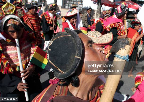 Un indigena quechua, del pueblo de Tarabuco, toca una tarca , durante los festejos de conmemoracion de los 181 años de la independencia boliviana, el...