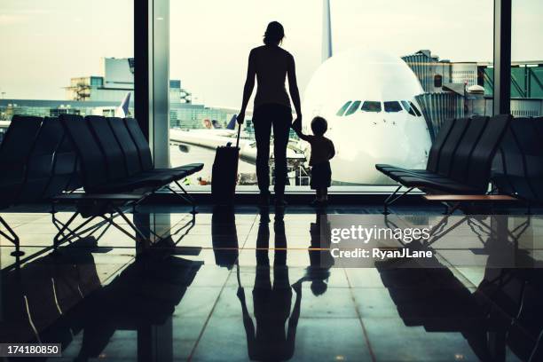 mutter und sohn am flughafen - frankfurter flughafen stock-fotos und bilder