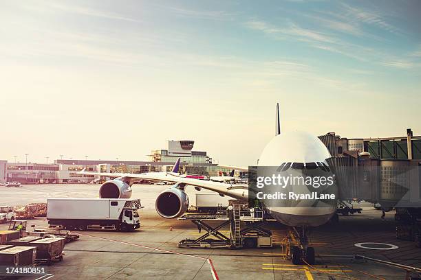 aeroplano preparazione per caricare su asfalto - aeroporto internazionale di francoforte foto e immagini stock