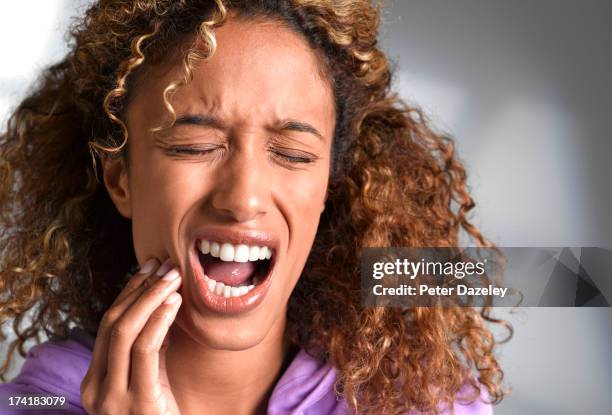 woman with toothache - tandpijn stockfoto's en -beelden