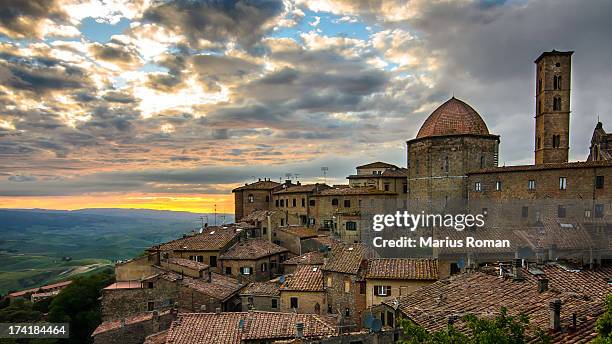 volterra rooftops. - volterra stock-fotos und bilder