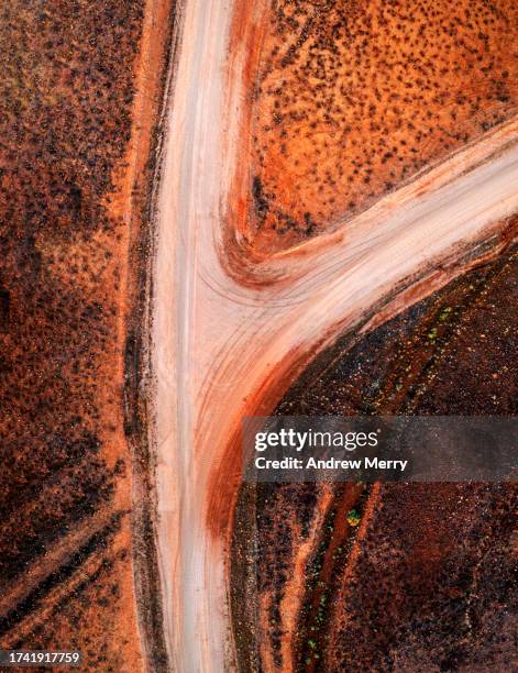 fork in the road, dirt desert aerial abstract - fork in the road stock-fotos und bilder