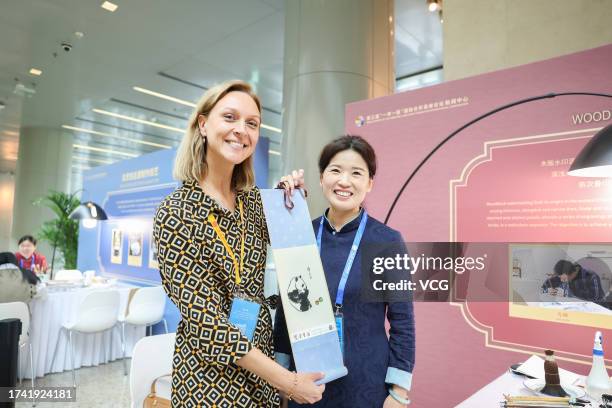 Foreign journalist experiences woodblock watermark technique at the media center for the 3rd Belt And Road Forum For International Cooperation on...