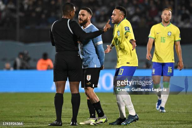 Referee Alexis Herrera argues with Nahitan Nandez of Uruguay and Neymar Jr. Of Brazil during the FIFA World Cup 2026 Qualifier match between Uruguay...