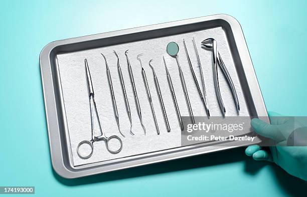 dentist with tray of instruments - equipamento cirúrgico imagens e fotografias de stock