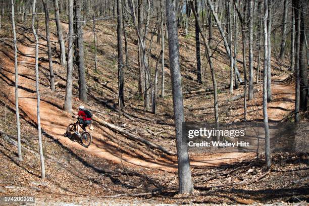 mountain biker on arkansas trail - fayetteville arkansas - fotografias e filmes do acervo