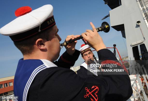 Des marins du Bagad de Lann Bihoue participent, le 21 Octobre 2011 à la DCNS de Lorient, à la cérémonie de prise de commandement du navire...