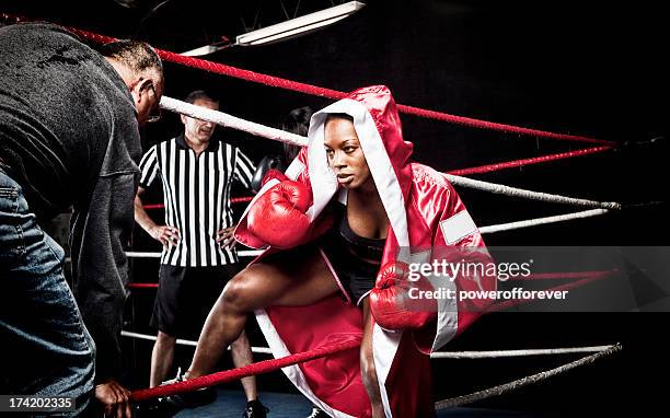 femme entrant dans le ring de boxe à la découverte - peignoir de boxe photos et images de collection