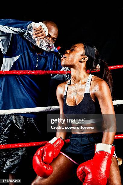 boxer femmina con allenatore sul ring - championship ring foto e immagini stock