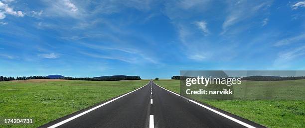 open road - straight stockfoto's en -beelden