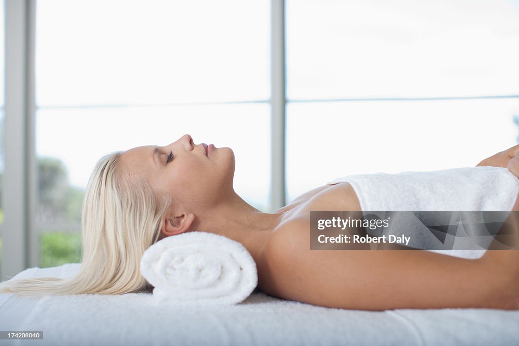 Mulher pôr na Mesa de Massagem