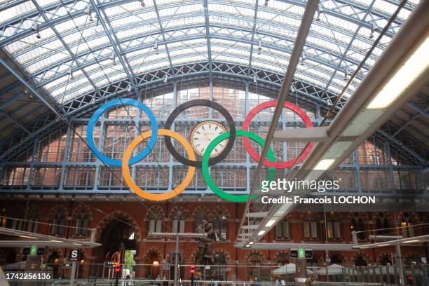 Gare de Saint-Pancras arborant les anneaux olympiques à Londres le 18 mai 2011.