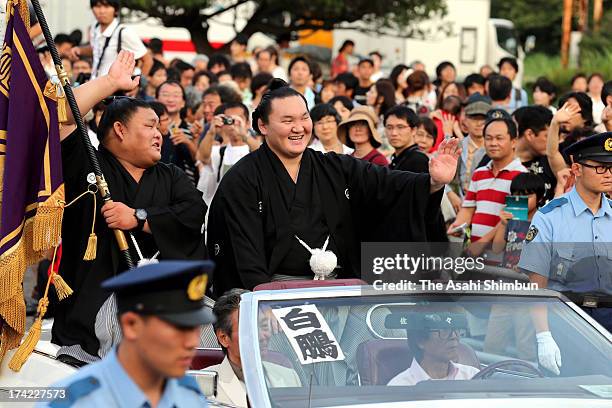 Monglian yokozuna Hakuho, whose real name is Mnkhbatyn Davaajargal waves to supporters to celebrate winning the Grand Sumo Nagoya Tournament during a...