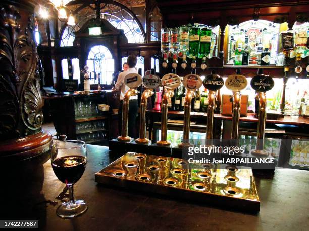 Tireuses à bière et verre à vin au Philarmonic Pub le 8 mars 2013 à Liverpool.