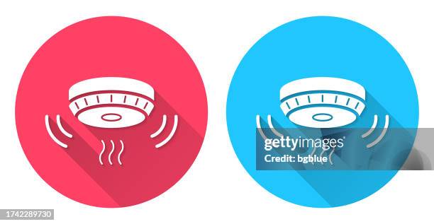 ilustraciones, imágenes clip art, dibujos animados e iconos de stock de detector de humo. icono redondo con sombra larga sobre fondo rojo o azul - smoke-detector-with-smoke