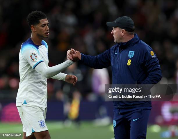 Steve Holland, Assistant Manager of England shakes hands with Jude Bellingham of England during the UEFA EURO 2024 European qualifier match between...