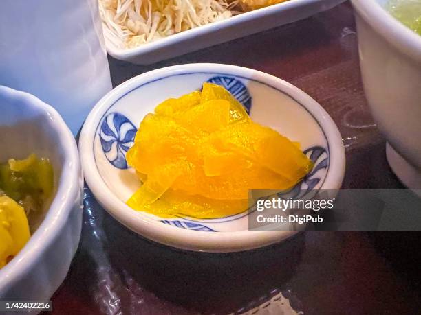 takuan served in saucer /w teishoku - rábano grande japonés fotografías e imágenes de stock