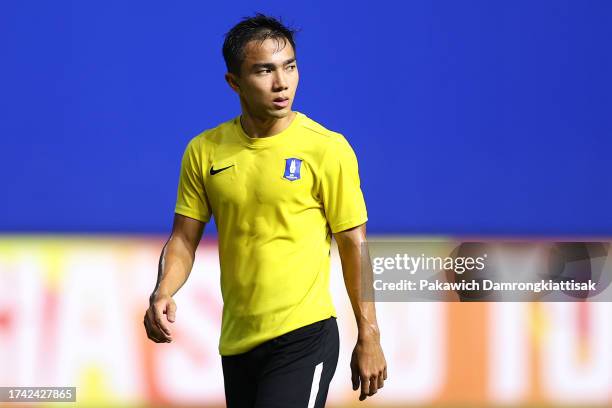Chanathip Songkrasin of BG Pathum United warms up prior to the AFC Champions League Group I match between BG Pathum United and Kawasaki Frontale at...