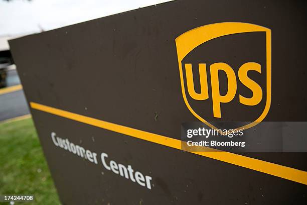 Ups Support 39 Ups Customer Service Center Stock Photos, High-Res Pictures, and ...