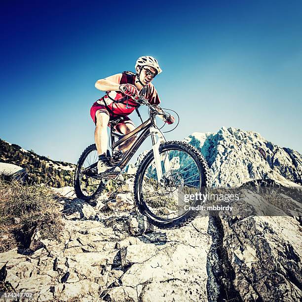 mountainbiker auf steilen wanderweg - mountain biker stock-fotos und bilder