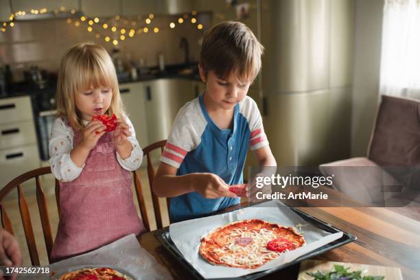 children making pizza at the kitchen - comer pizza imagens e fotografias de stock