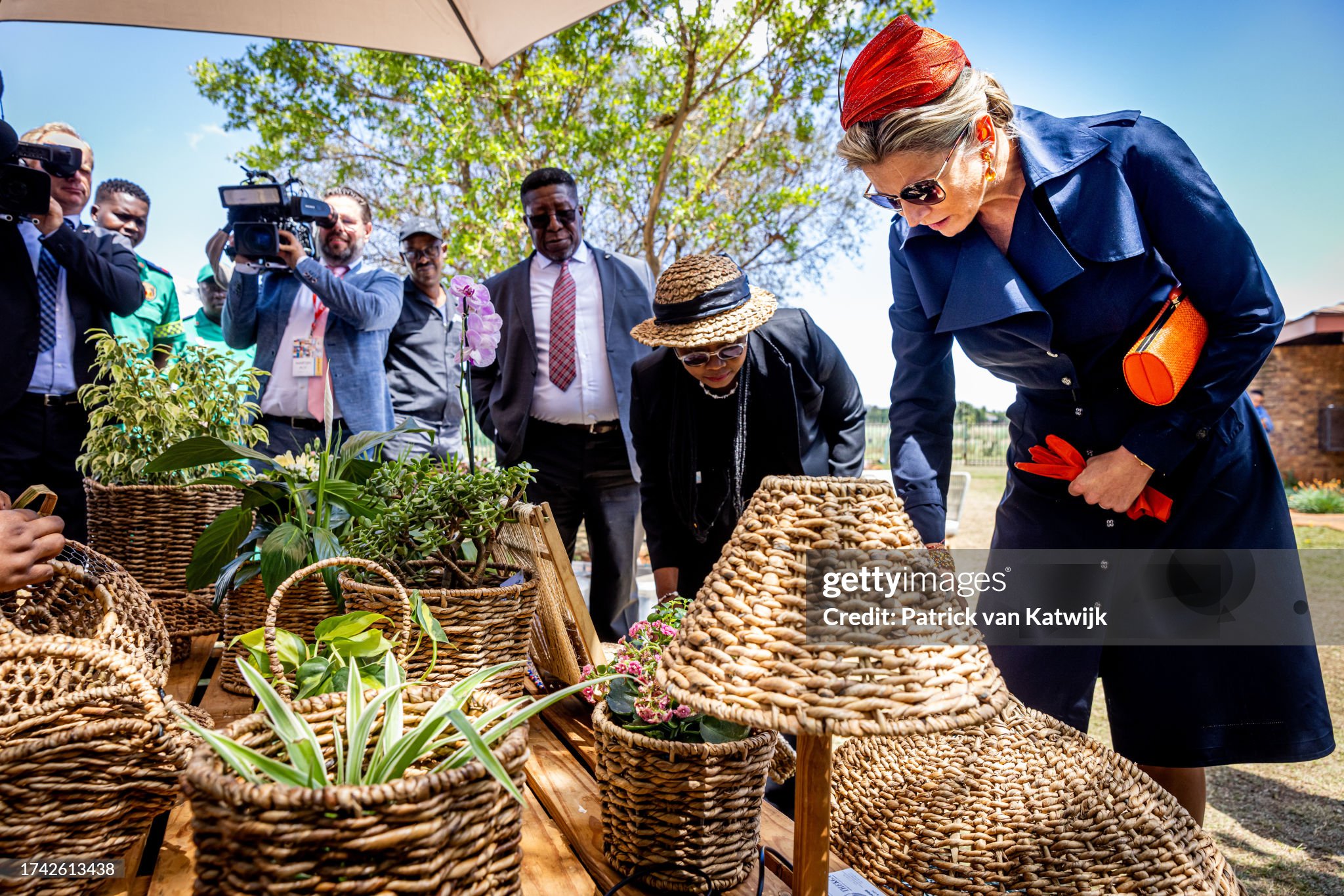 CASA REAL HOLANDESA - Página 100 Queen-maxima-of-the-netherlands-visits-the-blesbokspruit-wetland-reserve-on-the-first-day-of