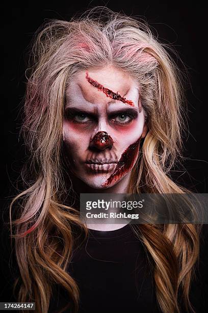 zombie femme - wounded photos et images de collection