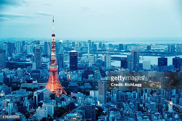 tokyo tower skyline at dusk - roppongi stock pictures, royalty-free photos & images
