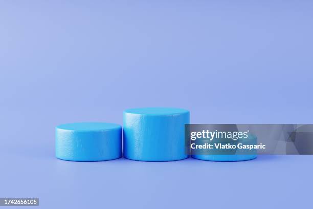 empty winners podium with minimal background - segundo lugar fotografías e imágenes de stock