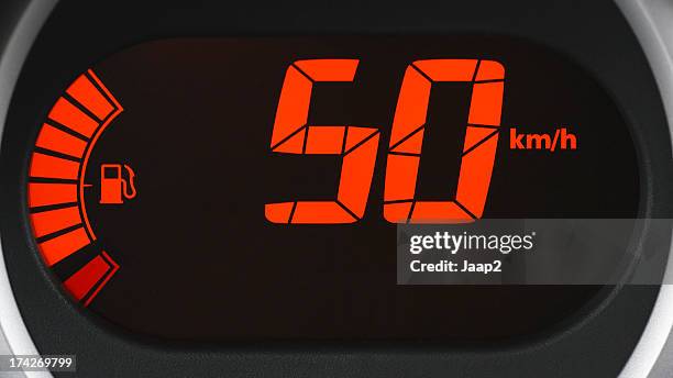 fahren in der geschwindigkeitsbegrenzung von 50 km/h, nahaufnahme des digitalen dashboard - kilometer stock-fotos und bilder