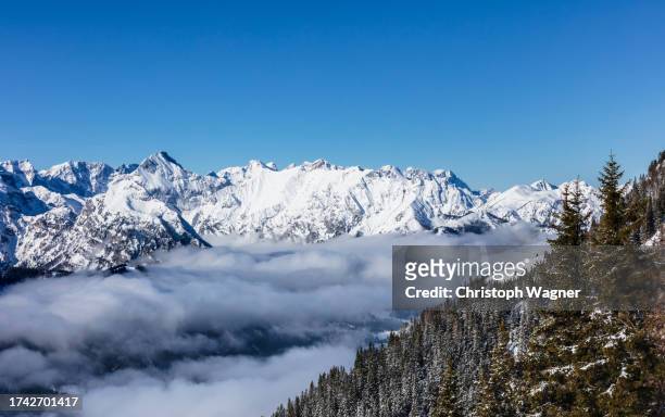 gebirgslandschaft im winter - wetterstein mountains stock pictures, royalty-free photos & images