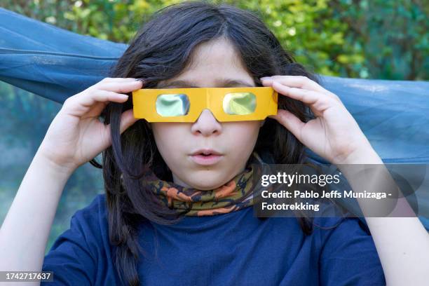 teenage boy with eclipse glasses - sonnenfinsternis stock-fotos und bilder