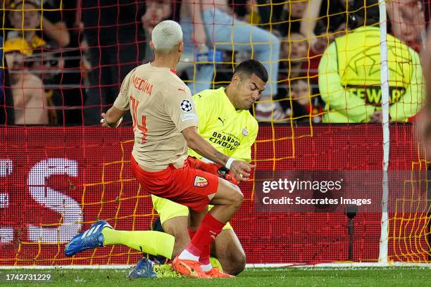 Facundo Medina of RC Lens, Walter Benitez of PSV during the UEFA Champions League match between RC Lens v PSV at the Stade Bollaert Delelis on...